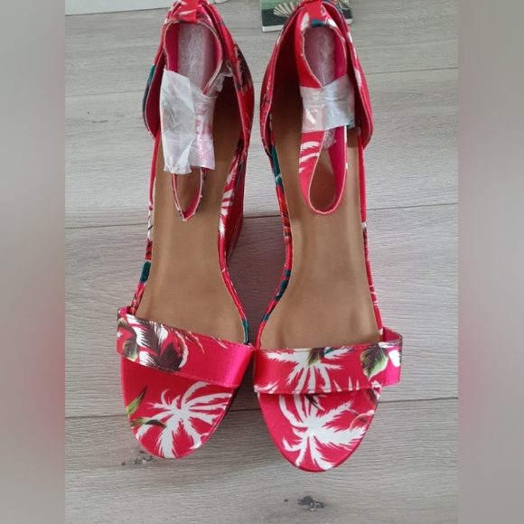 Platform - Picture 1 of 2